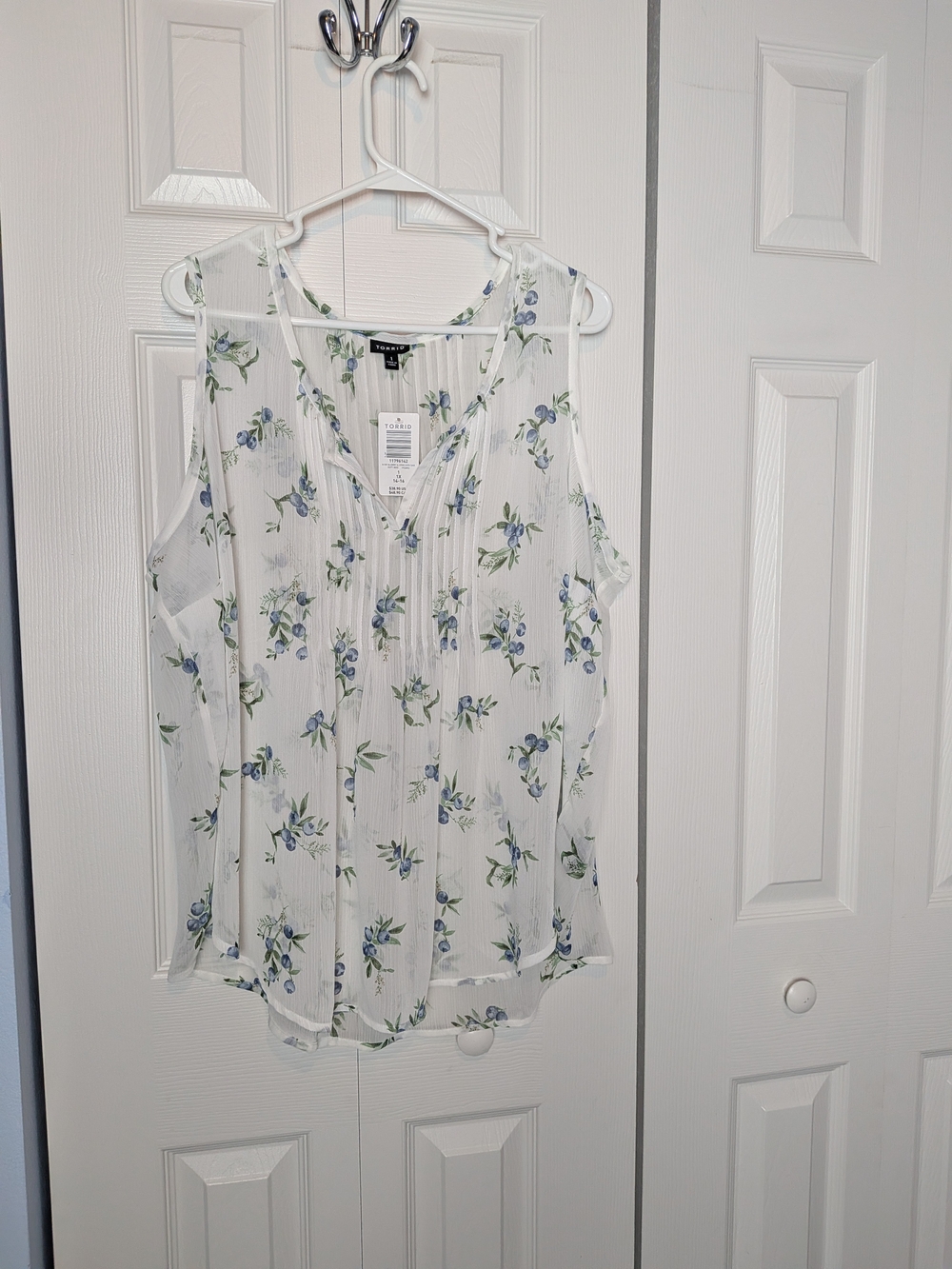 torrid White Floral V-Neck Sleeveless Camisole
